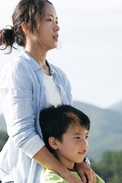 Kdramalive image of Jeon Do-yeon and Seon Jeong-yeop in "Secret Sunshine" (2007). 