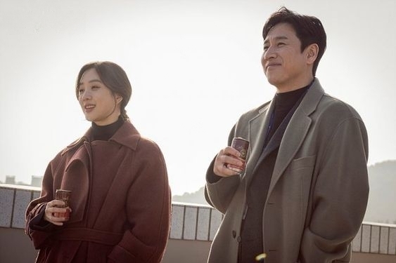 Kdramalive image of Lee Sun-kyun and Jung Ryeo-won in "Diary of a Prosecutor"