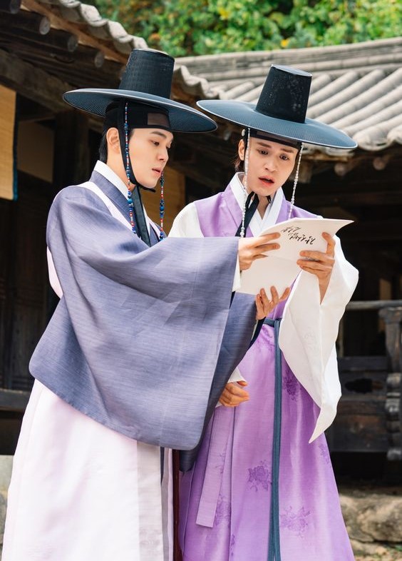 Kdramalive image of Ryu Kyung-soo and Lee Dong-wook in "Tale of the Nine Tailed 1938" (2023).