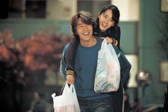 Kdramalive image of Kim Rae-won and Moon Geun-young in "My Little Bride" (2004).