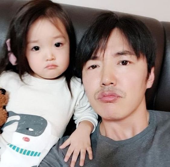 Yoon Sang-hyun and his daughter kdramalive
