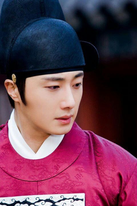 Image of jung il woo in the moon that embraces the sun