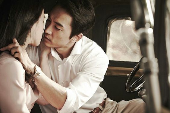 Kdramalive image of Song Seung-heon and Lim Ji-yeon in "Obsessed" (2014).