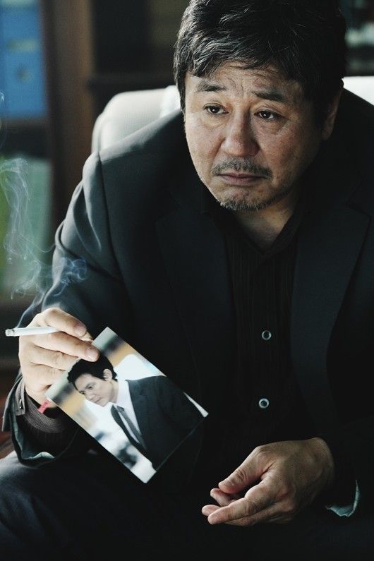 Kdramalive image of Choi Min-sik in "New World" (2013).