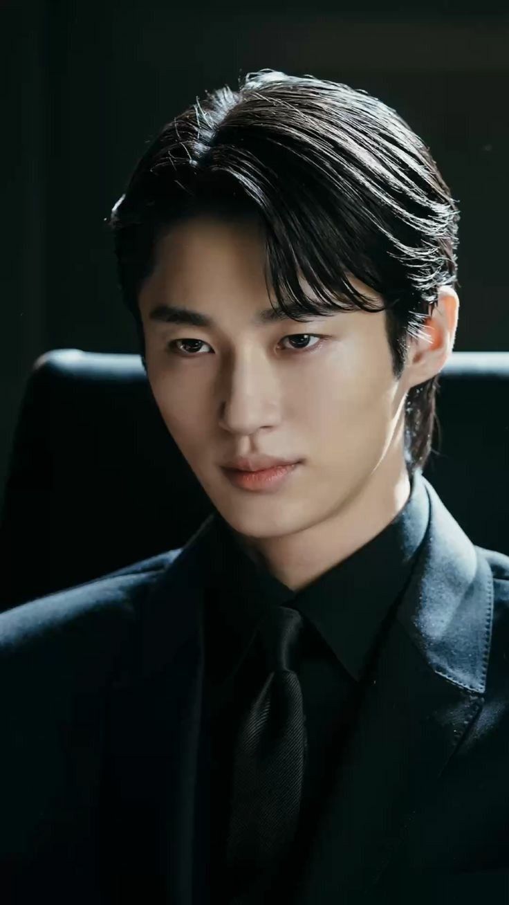 Kdramalive image of Byeon Woo-seok in "Strong Girl Nam-soon" (2023).