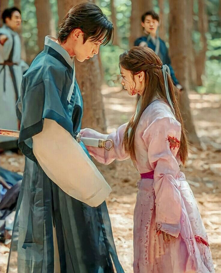 Kdramalive image of Lee Jae-wook as Jang Uk and Jung So-min as Mu-deok in "Alchemy of Souls" (2022-2023).