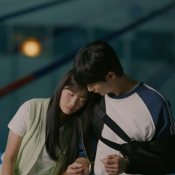 Kdramalive image of Byeon Woo-seok and Kim Hye-yoon in "Lovely Runner" (2024)