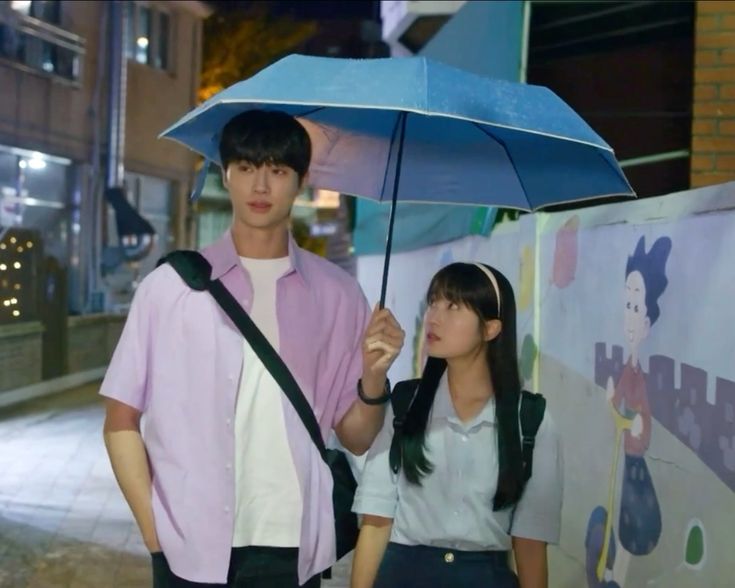 Kdramalive image of Byeon Woo-seok and Kim Hye-yoon in "Lovely Runner" (2024)
