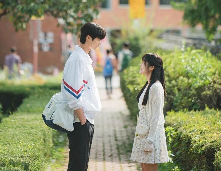 Kdramalive image of Byeon Woo-seok and Kim Hye-yoon in "Lovely Runner" (2024)