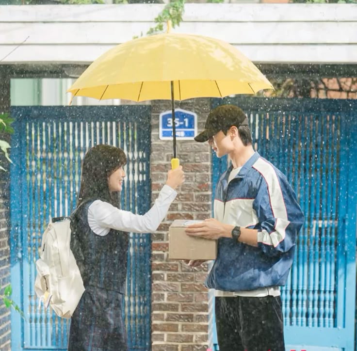 Kdramalive image of Byeon Woo-seok and Kim Hye-yoon in "Lovely Runner" (2024)